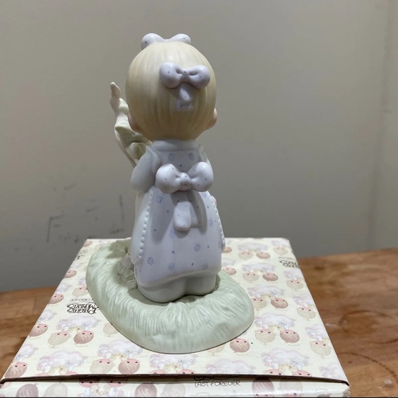 His Eye Is On The Sparrow- Figurine - Picture 6 of 9